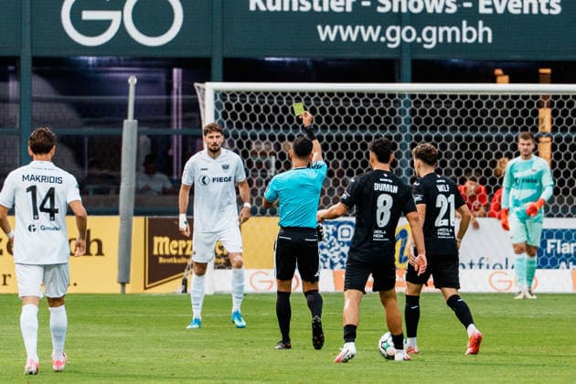 Deutschland: Fußball 3. Liga Männer 2026 - 2027, 3. Spieltag - FC Viktoria Köln vs SC Preußen Münster (Köln): Schiedsrichter Ryo Tanimoto (Japan, FIFA-Referee) zeigt gelbe Karte, Foul, Verwarnung gegen Lucas Zeller (SC Preußen Münster, 5) Copyright: xThiemoxRudolphx