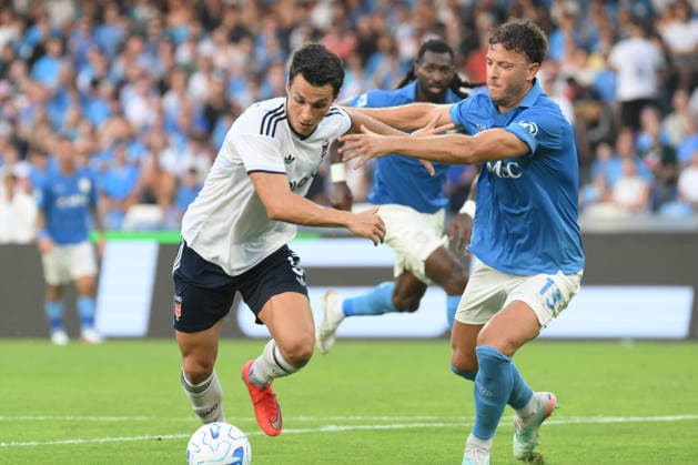 IPA87944169 - Tasos Douvikas of Como 1907 scores the goal that makes the score 1-2 during the Serie A Enelive match between SSC Napoli and Como 1907 at the Diego Armando Maradona Stadium  Copyright: xAgostinoxGemito IPAxSportx xx 87944169