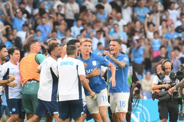 IPA87944203 - Rasmus Hojlund of SSC Napoli celebrates after scoring the goal that tied the game at 1-1 during the Serie A Enelive match between SSC Napoli and Como 1907 at the Diego Armando Maradona Stadium  Copyright: xAgostinoxGemito IPAxSportx xx 87944203