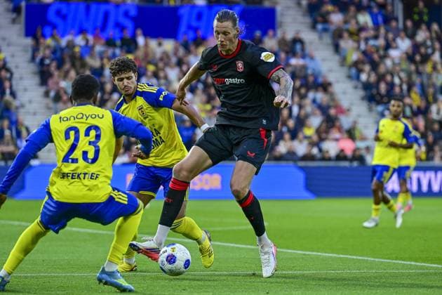 LEEUWARDEN , 30-08-2026 , Kooi Stadium , season 2026 2027 , Dutch Eredivisie football , match between SC Cambuur and FC Twente , picture shows SC Cambuur player Ismael Baouf FC Twente player Wout Weghorst Cambuur - Twente  x206258596x Copyright: