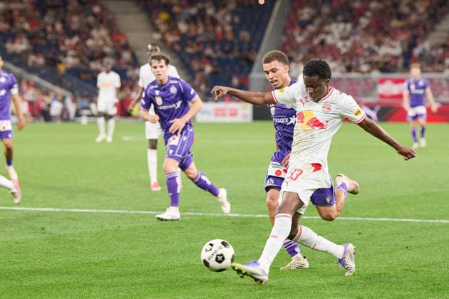 Salzburg, Österreich 30. August 2026: ADMIRAL Bundesliga - 2026 2027 - Sp. 5 - FC Red Bull Salzburg gegen FK Austria Wien Im Bild: Aboubacar Sidiki Camara (RB) legt zum 4:1 für Yorbe Vertessen (RB) auf, Daniel Nnodim (FAK) im Zweikampf Red Bull Arena Copyright: xFotostandx xWassmuthx