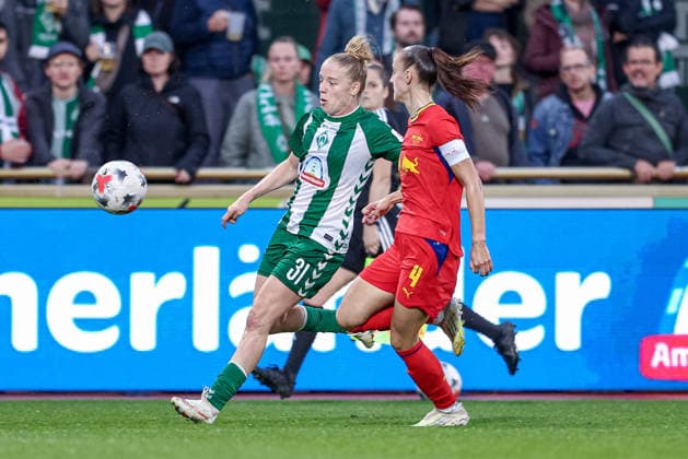v.li.: Elena Dhont (SV Werder Bremen, 31) und Zenia Mertens (RB Leipzig, 4) im Zweikampf, Duell, Dynamik, Aktion, Action, Spielszene, DIE DFB-RICHTLINIEN UNTERSAGEN JEGLICHE NUTZUNG VON FOTOS ALS SEQUENZBILDER UND ODER VIDEOÄHNLICHE FOTOSTRECKEN. DFB REGULATIONS PROHIBIT ANY USE OF PHOTOGRAPHS AS IMAGE SEQUENCES AND OR QUASI-VIDEO., 30.08.2026, Bremen (Deutschland), Fussball, Google Pixel Frauen-Bundesliga, SV Werder Bremen - RB Leipzig *** From left: Elena Dhont (SV Werder Bremen, 31) and Zenia Mertens (RB Leipzig, 4) in a one-on-one battle, duel, dynamic moment, action, game scene, DFB REGULATIONS PROHIBIT ANY USE OF PHOTOGRAPHS AS SEQUENCE IMAGES AND OR VIDEO-LIKE PHOTO SERIES DFB REGULATIONS PROHIBIT ANY USE OF PHOTOGRAPHS AS IMAGE SEQUENCES AND OR QUASI-VIDEO, August 30, 2026, Bremen, Germany, soccer, Google Pixel Women’s Bundesliga, SV Werder Bremen vs. RB Leipzig xobx