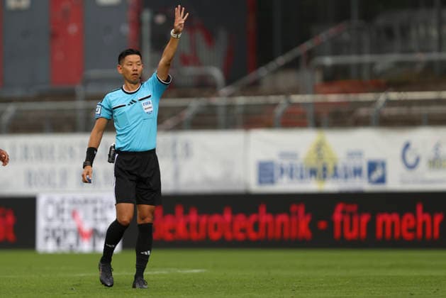 Schiedsrichter Ryo Tanimoto gestikuliert, Gestik waehrend des Spiels der 3. Liga zwischen Viktoria Koeln und Preussen Muenster, Sportpark Hoehenberg am 30. August 2026 in Koeln, Deutschland. (Foto von Oliver Kaelke DeFodi Images) +++ Schiedsrichter Ryo Tanimoto gestures during the 3. Liga match between Viktoria Koeln and Preussen Muenster at Sportpark Hoehenberg on August 30, 2026 in Cologne, Germany. (Photo by Oliver Kaelke DeFodi Images) DFB DFL REGULATIONS PROHIBIT ANY USE OF PHOTOGRAPHS AS IMAGE SEQUENCES AND OR QUASI-VIDEO. (Photo by Oliver Kaelke DeFodi Images) -