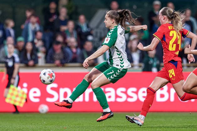 Lilli Purtscheller (SV Werder Bremen, 7) am Ball, Einzelbild, Ganzkörper, Aktion, Action, Spielszene, DIE DFB-RICHTLINIEN UNTERSAGEN JEGLICHE NUTZUNG VON FOTOS ALS SEQUENZBILDER UND ODER VIDEOÄHNLICHE FOTOSTRECKEN. DFB REGULATIONS PROHIBIT ANY USE OF PHOTOGRAPHS AS IMAGE SEQUENCES AND OR QUASI-VIDEO., 30.08.2026, Bremen (Deutschland), Fussball, Google Pixel Frauen-Bundesliga, SV Werder Bremen - RB Leipzig *** Lilli Purtscheller, SV Werder Bremen, No. 7 with the ball, single frame, full-body shot, action, game scene, DFB REGULATIONS PROHIBIT ANY USE OF PHOTOGRAPHS AS SEQUENCE IMAGES AND OR VIDEO-LIKE PHOTO SERIES DFB REGULATIONS PROHIBIT ANY USE OF PHOTOGRAPHS AS IMAGE SEQU, August 30, 2026, Bremen, Germany, Soccer, Google Pixel Women’s Bundesliga, SV Werder Bremen, RB Leipzig xobx