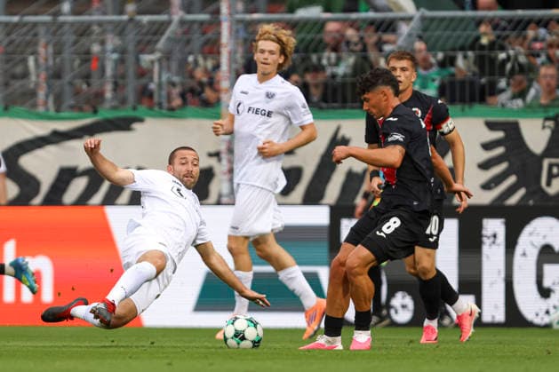 Rico Preissinger (SC Preussen Muenster) und Taylan Duman (FC Viktoria Koeln) im Zweikampf waehrend des Spiels der 3. Liga zwischen Viktoria Koeln und Preussen Muenster, Sportpark Hoehenberg am 30. August 2026 in Koeln, Deutschland. (Foto von Oliver Kaelke DeFodi Images) +++ Rico Preissinger (SC Preussen Muenster) und Taylan Duman (FC Viktoria Koeln) battle for the ball during the 3. Liga match between Viktoria Koeln and Preussen Muenster at Sportpark Hoehenberg on August 30, 2026 in Cologne, Germany. (Photo by Oliver Kaelke DeFodi Images) DFB DFL REGULATIONS PROHIBIT ANY USE OF PHOTOGRAPHS AS IMAGE SEQUENCES AND OR QUASI-VIDEO. (Photo by Oliver Kaelke DeFodi Images) -