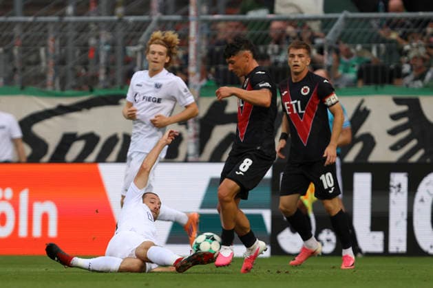 Rico Preissinger (SC Preussen Muenster) und Taylan Duman (FC Viktoria Koeln) im Zweikampf waehrend des Spiels der 3. Liga zwischen Viktoria Koeln und Preussen Muenster, Sportpark Hoehenberg am 30. August 2026 in Koeln, Deutschland. (Foto von Oliver Kaelke DeFodi Images) +++ Rico Preissinger (SC Preussen Muenster) und Taylan Duman (FC Viktoria Koeln) battle for the ball during the 3. Liga match between Viktoria Koeln and Preussen Muenster at Sportpark Hoehenberg on August 30, 2026 in Cologne, Germany. (Photo by Oliver Kaelke DeFodi Images) DFB DFL REGULATIONS PROHIBIT ANY USE OF PHOTOGRAPHS AS IMAGE SEQUENCES AND OR QUASI-VIDEO. (Photo by Oliver Kaelke DeFodi Images) -