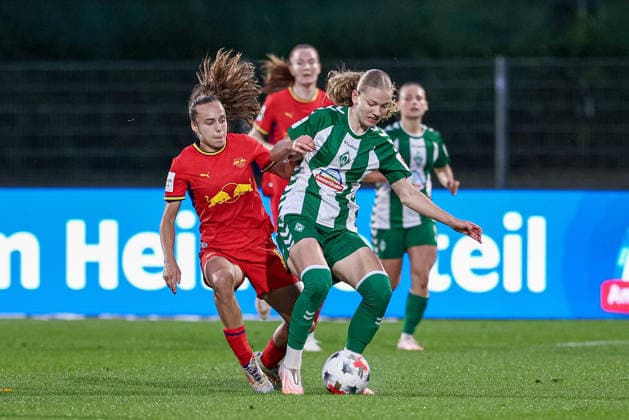 v.li.: Jasmien Mathys (RB Leipzig, 12) und Marie Gmeineder (SV Werder Bremen, 6) im Zweikampf, Duell, Dynamik, Aktion, Action, Spielszene, DIE DFB-RICHTLINIEN UNTERSAGEN JEGLICHE NUTZUNG VON FOTOS ALS SEQUENZBILDER UND ODER VIDEOÄHNLICHE FOTOSTRECKEN. DFB REGULATIONS PROHIBIT ANY USE OF PHOTOGRAPHS AS IMAGE SEQUENCES AND OR QUASI-VIDEO., 30.08.2026, Bremen (Deutschland), Fussball, Google Pixel Frauen-Bundesliga, SV Werder Bremen - RB Leipzig *** From left: Jasmien Mathys (RB Leipzig, 12) and Marie Gmeineder (SV Werder Bremen, 6) in a one-on-one battle, duel, dynamic moment, action, game scene, DFB REGULATIONS PROHIBIT ANY USE OF PHOTOGRAPHS AS SEQUENCE IMAGES AND OR VIDEO-LIKE PHOTO SERIES DFB REGULATIONS PROHIBIT ANY USE OF PHOTOGRAPHS AS IMAGE SEQUENCEENCES AND OR QUASI-VIDEO, August 30, 2026, Bremen, Germany, soccer, Google Pixel Women’s Bundesliga, SV Werder Bremen vs. RB Leipzig xobx