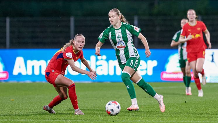 v.li.: Nikoline Dudek (RB Leipzig, 24) und Marie Gmeineder (SV Werder Bremen, 6) im Zweikampf, Duell, Dynamik, Aktion, Action, Spielszene, DIE DFB-RICHTLINIEN UNTERSAGEN JEGLICHE NUTZUNG VON FOTOS ALS SEQUENZBILDER UND ODER VIDEOÄHNLICHE FOTOSTRECKEN. DFB REGULATIONS PROHIBIT ANY USE OF PHOTOGRAPHS AS IMAGE SEQUENCES AND OR QUASI-VIDEO., 30.08.2026, Bremen (Deutschland), Fussball, Google Pixel Frauen-Bundesliga, SV Werder Bremen - RB Leipzig *** From left: Nikoline Dudek (RB Leipzig), 24, and Marie Gmeineder (SV Werder Bremen), 6, in a one-on-one battle, duel, dynamic moment, action, game scene, DFB REGULATIONS PROHIBIT ANY USE OF PHOTOGRAPHS AS SEQUENCE IMAGES AND OR VIDEO-LIKE PHOTO SERIES DFB REGULATIONS PROHIBIT ANY USE OF PHOTOGRAPHS AS IMAGE SEQUENCES AND OR QUASI-VIDEO, August 30, 2026, Bremen, Germany, Soccer, Google Pixel Women’s Bundesliga, SV Werder Bremen vs. RB Leipzig xobx