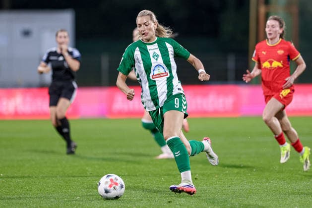 Medina Desic (SV Werder Bremen, 9) am Ball, Einzelbild, Ganzkörper, Aktion, Action, Spielszene, DIE DFB-RICHTLINIEN UNTERSAGEN JEGLICHE NUTZUNG VON FOTOS ALS SEQUENZBILDER UND ODER VIDEOÄHNLICHE FOTOSTRECKEN. DFB REGULATIONS PROHIBIT ANY USE OF PHOTOGRAPHS AS IMAGE SEQUENCES AND OR QUASI-VIDEO., 30.08.2026, Bremen (Deutschland), Fussball, Google Pixel Frauen-Bundesliga, SV Werder Bremen - RB Leipzig *** Medina Desic, SV Werder Bremen, No. 9 with the ball, single frame, full-body shot, action, game scene, DFB REGULATIONS PROHIBIT ANY USE OF PHOTOGRAPHS AS SEQUENCE IMAGES AND OR VIDEO-LIKE PHOTO SERIES DFB REGULATIONS PROHIBIT ANY USE OF PHOTOGRAPHS AS IMAGE SEQU, August 30, 2026, Bremen, Germany, Soccer, Google Pixel Women’s Bundesliga, SV Werder Bremen vs. RB Leipzig xobx