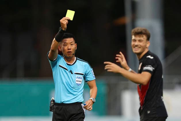Schiedsrichter Ryo Tanimoto zeigt die gelbe Karte waehrend des Spiels der 3. Liga zwischen Viktoria Koeln und Preussen Muenster, Sportpark Hoehenberg am 30. August 2026 in Koeln, Deutschland. (Foto von Oliver Kaelke DeFodi Images) +++ Schiedsrichter Ryo Tanimoto show the yellow card during the 3. Liga match between Viktoria Koeln and Preussen Muenster at Sportpark Hoehenberg on August 30, 2026 in Cologne, Germany. (Photo by Oliver Kaelke DeFodi Images) DFB DFL REGULATIONS PROHIBIT ANY USE OF PHOTOGRAPHS AS IMAGE SEQUENCES AND OR QUASI-VIDEO. (Photo by Oliver Kaelke DeFodi Images) -
