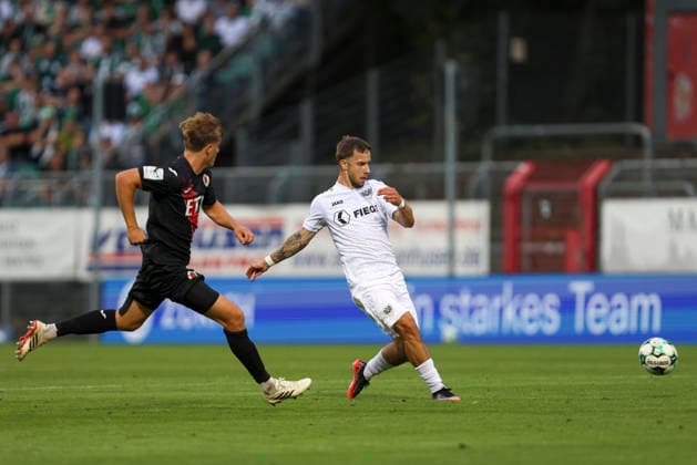 Louis Kolbe (SC Preussen Muenster) in Aktion, am Ball, Einzelaktion waehrend des Spiels der 3. Liga zwischen Viktoria Koeln und Preussen Muenster, Sportpark Hoehenberg am 30. August 2026 in Koeln, Deutschland. (Foto von Oliver Kaelke DeFodi Images) +++ Louis Kolbe (SC Preussen Muenster) controls the ball during the 3. Liga match between Viktoria Koeln and Preussen Muenster at Sportpark Hoehenberg on August 30, 2026 in Cologne, Germany. (Photo by Oliver Kaelke DeFodi Images) DFB DFL REGULATIONS PROHIBIT ANY USE OF PHOTOGRAPHS AS IMAGE SEQUENCES AND OR QUASI-VIDEO. (Photo by Oliver Kaelke DeFodi Images) -
