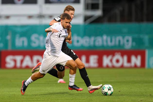 Louis Kolbe (SC Preussen Muenster) und Niklas Swider (FC Viktoria Koeln) im Zweikampf waehrend des Spiels der 3. Liga zwischen Viktoria Koeln und Preussen Muenster, Sportpark Hoehenberg am 30. August 2026 in Koeln, Deutschland. (Foto von Oliver Kaelke DeFodi Images) +++ Louis Kolbe (SC Preussen Muenster) und Niklas Swider (FC Viktoria Koeln) battle for the ball during the 3. Liga match between Viktoria Koeln and Preussen Muenster at Sportpark Hoehenberg on August 30, 2026 in Cologne, Germany. (Photo by Oliver Kaelke DeFodi Images) DFB DFL REGULATIONS PROHIBIT ANY USE OF PHOTOGRAPHS AS IMAGE SEQUENCES AND OR QUASI-VIDEO. (Photo by Oliver Kaelke DeFodi Images) -