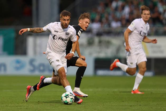 Louis Kolbe (SC Preussen Muenster) und Niklas Swider (FC Viktoria Koeln) im Zweikampf waehrend des Spiels der 3. Liga zwischen Viktoria Koeln und Preussen Muenster, Sportpark Hoehenberg am 30. August 2026 in Koeln, Deutschland. (Foto von Oliver Kaelke DeFodi Images) +++ Louis Kolbe (SC Preussen Muenster) und Niklas Swider (FC Viktoria Koeln) battle for the ball during the 3. Liga match between Viktoria Koeln and Preussen Muenster at Sportpark Hoehenberg on August 30, 2026 in Cologne, Germany. (Photo by Oliver Kaelke DeFodi Images) DFB DFL REGULATIONS PROHIBIT ANY USE OF PHOTOGRAPHS AS IMAGE SEQUENCES AND OR QUASI-VIDEO. (Photo by Oliver Kaelke DeFodi Images) -