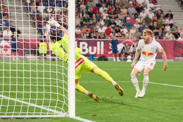 Salzburg, Österreich 30. August 2026: ADMIRAL Bundesliga - 2026 2027 - Sp. 5 - FC Red Bull Salzburg gegen FK Austria Wien Im Bild: Tor, 4:1 durch Yorbe Vertessen (RB), Torwart Samuel Sahin-Radlinger (FAK) ohne Chance Red Bull Arena Copyright: xFotostandx xWassmuthx