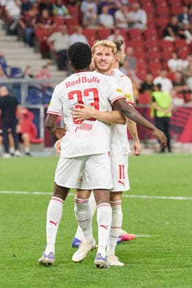 Salzburg, Österreich 30. August 2026: ADMIRAL Bundesliga - 2026 2027 - Sp. 5 - FC Red Bull Salzburg gegen FK Austria Wien Im Bild: Aboubacar Sidiki Camara (RB) jubelt mit dem Torschützen Torschuetzen Yorbe Vertessen (RB) Red Bull Arena Copyright: xFotostandx xWassmuthx