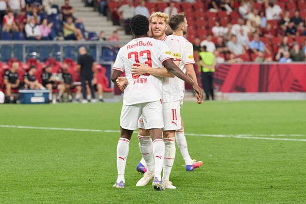 Salzburg, Österreich 30. August 2026: ADMIRAL Bundesliga - 2026 2027 - Sp. 5 - FC Red Bull Salzburg gegen FK Austria Wien Im Bild: Aboubacar Sidiki Camara (RB) jubelt mit dem Torschützen Torschuetzen Yorbe Vertessen (RB) Red Bull Arena Copyright: xFotostandx xWassmuthx