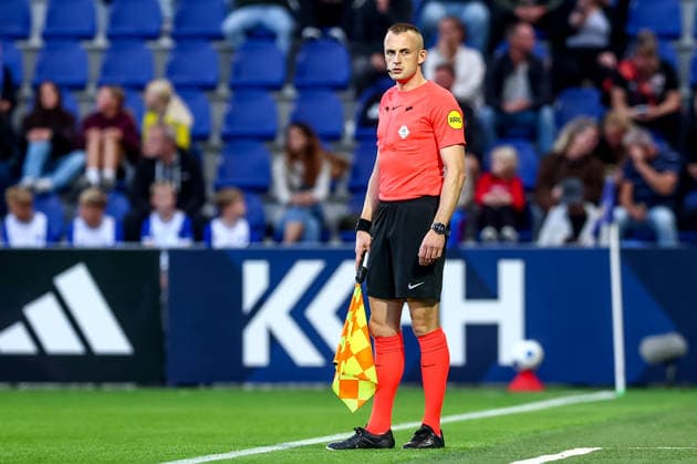 2026-08-30 SC Cambuur v FC Twente - Dutch Eredivisie LEEUWARDEN, NETHERLANDS - AUGUST 30: Assistant referee Don Frijn during the Dutch Eredivisie match between SC Cambuur and FC Twente at Kooi Stadion on August 30, 2026 in Leeuwarden, Netherlands. Leeuwarden Kooi Stadion Netherlands Content not available for redistribution in The Netherlands directly or indirectly through any third parties. Copyright: xPieterxvanxderxWoudex