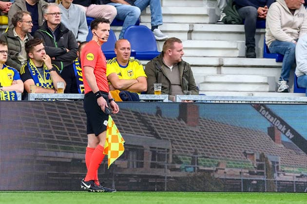 2026-08-30 SC Cambuur v FC Twente - Dutch Eredivisie LEEUWARDEN, NETHERLANDS - AUGUST 30: Assistant referee Rick van Rijn during the Dutch Eredivisie match between SC Cambuur and FC Twente at Kooi Stadion on August 30, 2026 in Leeuwarden, Netherlands. Leeuwarden Kooi Stadion Netherlands Content not available for redistribution in The Netherlands directly or indirectly through any third parties. Copyright: xPieterxvanxderxWoudex
