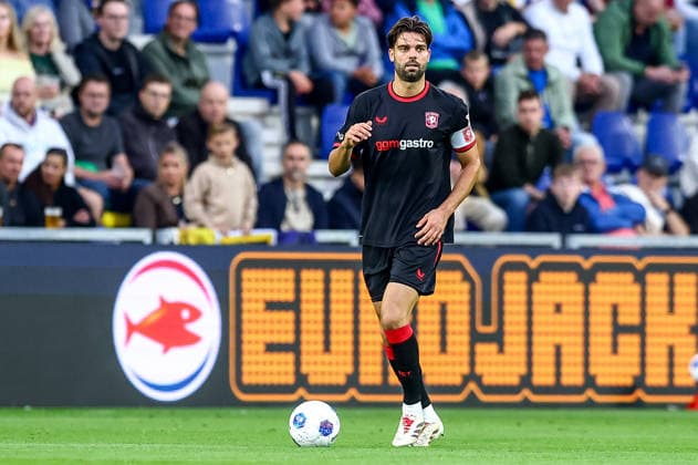 2026-08-30 SC Cambuur v FC Twente - Dutch Eredivisie LEEUWARDEN, NETHERLANDS - AUGUST 30: Robin Pröpper of FC Twente during the Dutch Eredivisie match between SC Cambuur and FC Twente at Kooi Stadion on August 30, 2026 in Leeuwarden, Netherlands. Leeuwarden Kooi Stadion Netherlands Content not available for redistribution in The Netherlands directly or indirectly through any third parties. Copyright: xPieterxvanxderxWoudex