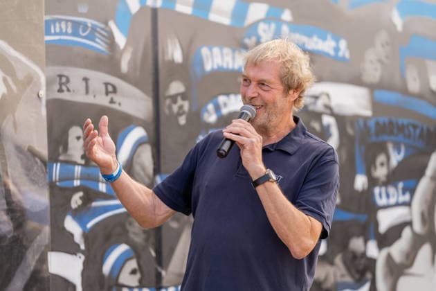 Freisteller, Portrait, Geste, Gestik Martin Heimes (DU MUSST KAEMPFEN gemeinnuetzige GmbH, Geschaeftsfuehrer) haelt eine Rede zur Eroeffnung des Platzes, GER, Eroeffnung des Jonathan-Heimes-Platzes im Rahmen des Spieltags SV Darmstadt 98 vs. Hannover 96, 30.08.2026 GER, Eroeffnung des Jonathan-Heimes-Platzes im Rahmen des Spieltags SV Darmstadt 98 vs. Hannover 96, 30.08.2026 Darmstadt *** Cutout, portrait, gesture, body language: Martin Heimes, DU MUSST KAEMPFEN gemeinnuetzige GmbH, managing director, delivers a speech at the square’s opening, GER, Opening of Jonathan Heimes Platz as part of the SV Darmstadt 98 vs. Hannover 96 match day, August 30, 2026, GER, Opening of Jonathan Heimes Square as part of the match day featuring SV Darmstadt 98 vs. Hannover 96, August 30, 2026, Darmstadt Copyright: xEibner-Pressefoto J-NxGroemlingx EP_JGG