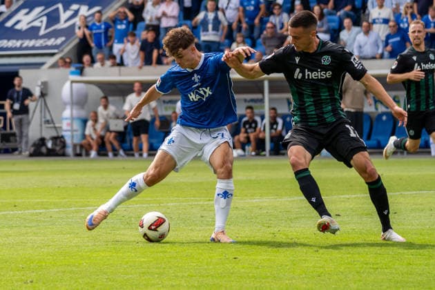 Spielszene, Abschluss, Schuss, Offensivaktion, v.l. Noah Weisshaupt (SV Darmstadt 98, 07), Bastian Allgeier (Hannover 96, 17), GER, SV Darmstadt 98 vs. Hannover 96, Fussball, 2. Bundesliga, 3. Spieltag, Saison 2026 2027, 30.08.2026, DFL REGULATIONS PROHIBIT ANY USE OF PHOTOGRAPHS AS IMAGE SEQUENCES AND OR QUASI-VIDEO, GER, SV Darmstadt 98 vs. Hannover 96, Fussball, 2. Bundesliga, 3. Spieltag, Saison 2026 2027, 30.08.2026 Darmstadt *** Game play, finish, shot, offensive play, from left: Noah Weisshaupt (SV Darmstadt 98), 07, Bastian Allgeier Hannover 96, 17, GER, SV Darmstadt 98 vs. Hannover 96, soccer, 2. Bundesliga, Matchday 3, 2026–2027 season, August 30, 2026, DFL regulations prohibit any use of photographs as image sequences and or quasi-video, GER, SV Darmstadt 98 vs. Hannover 96, soccer, 2. Bundesliga, Matchday 3, 2026–2027 season, August 30, 2026, Darmstadt Copyright: xEibner-Pressefoto J-NxGroemlingx EP_JGG