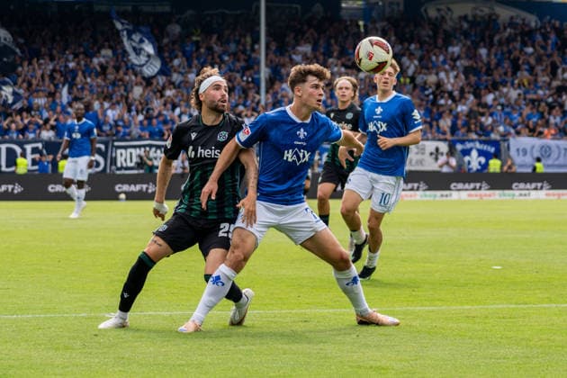 Spielszene, Zweikampf, Ballaktion, Aktion, v.l. Kolja Oudenne (Hannover 96, 29), Noah Weisshaupt (SV Darmstadt 98, 07), GER, SV Darmstadt 98 vs. Hannover 96, Fussball, 2. Bundesliga, 3. Spieltag, Saison 2026 2027, 30.08.2026, DFL REGULATIONS PROHIBIT ANY USE OF PHOTOGRAPHS AS IMAGE SEQUENCES AND OR QUASI-VIDEO, GER, SV Darmstadt 98 vs. Hannover 96, Fussball, 2. Bundesliga, 3. Spieltag, Saison 2026 2027, 30.08.2026 Darmstadt *** Game scene, tackle, ball action, action, from left: Kolja Oudenne (Hannover 96), 29, Noah Weisshaupt (SV Darmstadt 98), 07, GER, SV Darmstadt 98 vs. Hannover 96, soccer, 2. Bundesliga, Matchday 3, 2026–2027 season, August 30, 2026, DFL regulations prohibit any use of photographs as image sequences and or quasi-video, GER, SV Darmstadt 98 vs. Hannover 96, soccer, 2. Bundesliga, Matchday 3, 2026–2027 season, August 30, 2026, Darmstadt Copyright: xEibner-Pressefoto J-NxGroemlingx EP_JGG