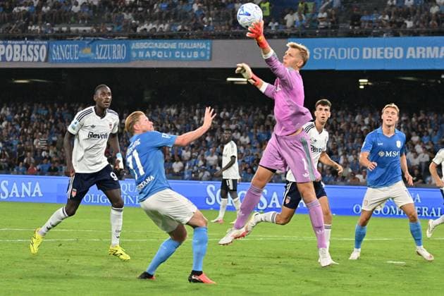 Foto IPP Felice De Martino Napoli 30 08 2026 Calcio Campionato serie A 2026-2027 Napoli - Como Nella foto: Jean Butez e Kevin De Bruyne Italy Photo Press World Copyright Napoli italy Italia ITALY  Copyright: xR4924_italyphotopressx