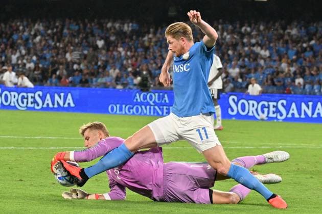 Foto IPP Felice De Martino Napoli 30 08 2026 Calcio Campionato serie A 2026-2027 Napoli - Como Nella foto: Jean Butez e Kevin De Bruyne Italy Photo Press World Copyright Napoli italy Italia ITALY  Copyright: xR4924_italyphotopressx