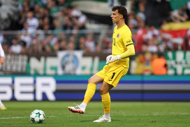 Torwart Arne Schulz (FC Viktoria Koeln) in Aktion, am Ball, Einzelaktion waehrend des Spiels der 3. Liga zwischen Viktoria Koeln und Preussen Muenster, Sportpark Hoehenberg am 30. August 2026 in Koeln, Deutschland. (Foto von Oliver Kaelke DeFodi Images) +++ Torwart Arne Schulz (FC Viktoria Koeln) controls the ball during the 3. Liga match between Viktoria Koeln and Preussen Muenster at Sportpark Hoehenberg on August 30, 2026 in Cologne, Germany. (Photo by Oliver Kaelke DeFodi Images) DFB DFL REGULATIONS PROHIBIT ANY USE OF PHOTOGRAPHS AS IMAGE SEQUENCES AND OR QUASI-VIDEO. (Photo by Oliver Kaelke DeFodi Images) -