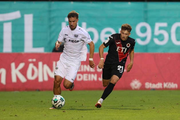 Louis Kolbe (SC Preussen Muenster) und Lucas Wolf (FC Viktoria Koeln) im Zweikampf waehrend des Spiels der 3. Liga zwischen Viktoria Koeln und Preussen Muenster, Sportpark Hoehenberg am 30. August 2026 in Koeln, Deutschland. (Foto von Oliver Kaelke DeFodi Images) +++ Louis Kolbe (SC Preussen Muenster) und Lucas Wolf (FC Viktoria Koeln) battle for the ball during the 3. Liga match between Viktoria Koeln and Preussen Muenster at Sportpark Hoehenberg on August 30, 2026 in Cologne, Germany. (Photo by Oliver Kaelke DeFodi Images) DFB DFL REGULATIONS PROHIBIT ANY USE OF PHOTOGRAPHS AS IMAGE SEQUENCES AND OR QUASI-VIDEO. (Photo by Oliver Kaelke DeFodi Images) -
