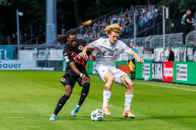 KOELN, GERMANY - AUGUST 30, 2026: Yannick Tonye (FC Viktoria Köln, 7) and Niklas Varelmann (Preußen Münster, 36) during the 3rd division match on gameday 3 between Viktoria Koeln vs. Preußen Muenster at the Sportpark Hoehenberg on August 30, 2026 in Koeln, Germany. DFL REGULATIONS PROHIBIT ANY USE OF PHOTOGRAPHS AS IMAGE SEQUENCES AND OR QUASI-VIDEO. Nordrhein-Westfalen Germany Copyright: xLeahxKohringx