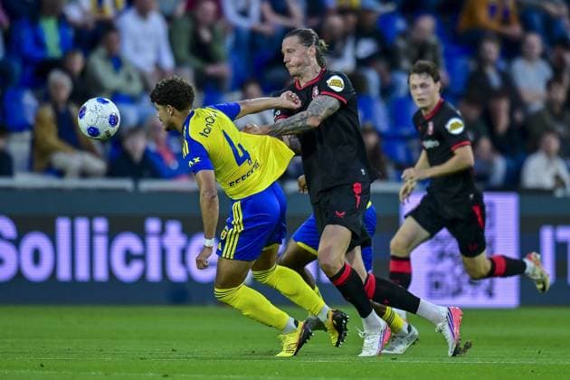 LEEUWARDEN , 30-08-2026 , Kooi Stadium , season 2026 2027 , Dutch Eredivisie football , match between SC Cambuur and FC Twente , picture shows SC Cambuur player Ismael Baouf FC Twente player Wout Weghorst Cambuur - Twente  x206259263x Copyright: