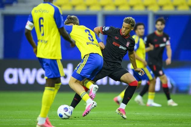 LEEUWARDEN - (lr) Jorn Berkhout of SC Cambuur, Daouda Weidmann of FC Twente during the Dutch Eredivisie match between SC Cambuur and FC Twente at the Kooi Stadion on 30 August 2026 in Leeuwarden, the Netherlands. COR LASKER ANP Eredivisie 2026 27 xVIxANPxSportx xxANPxIVx 566624556 originalFilename: 566624556.jpg
