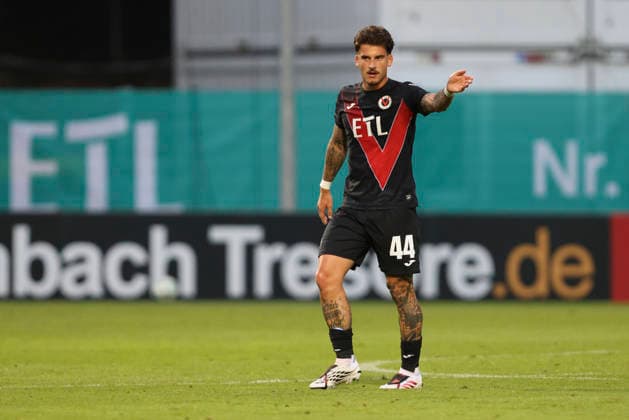 Niklas Castelle (FC Viktoria Koeln) gestikuliert, Gestik waehrend des Spiels der 3. Liga zwischen Viktoria Koeln und Preussen Muenster, Sportpark Hoehenberg am 30. August 2026 in Koeln, Deutschland. (Foto von Oliver Kaelke DeFodi Images) +++ Niklas Castelle (FC Viktoria Koeln) gestures during the 3. Liga match between Viktoria Koeln and Preussen Muenster at Sportpark Hoehenberg on August 30, 2026 in Cologne, Germany. (Photo by Oliver Kaelke DeFodi Images) DFB DFL REGULATIONS PROHIBIT ANY USE OF PHOTOGRAPHS AS IMAGE SEQUENCES AND OR QUASI-VIDEO. (Photo by Oliver Kaelke DeFodi Images) -