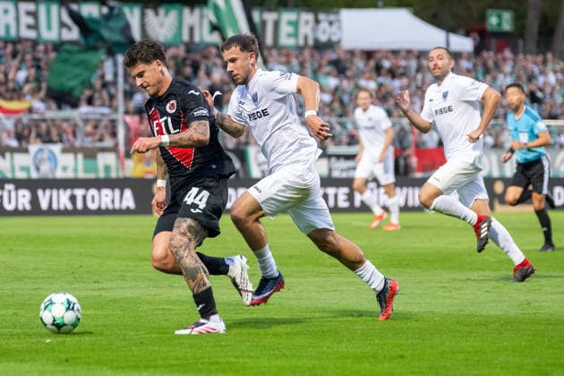 Zweikampf zwischen Niklas Castelle (Viktoria Koeln, 44) und Louis Kolbe (SC Preussen Muenster, 02). FC Viktoria Koeln vs. SC Preussen Muenster, Fussball, 3. Liga, 03. Spieltag, Saison 2026 2027, 30.08.2026 DFL DFB Regulations prohibit any use of Photographs as image sequences and or Quasivideo FC Viktoria Koeln vs. SC Preussen Muenster, Fussball, 3. Liga, 03. Spieltag, Saison 2026 2027, 30.08.2026 Koeln Copyright: xEibner-Pressefoto ThomasxHaeslerx EP_THR
