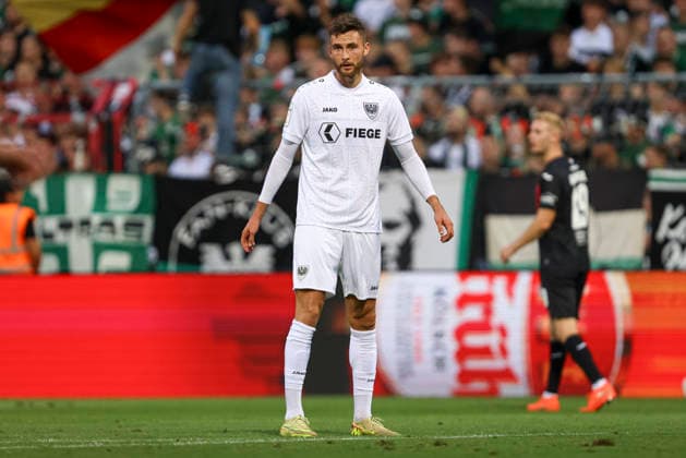 Felix Higl (SC Preussen Muenster) schaut waehrend des Spiels der 3. Liga zwischen Viktoria Koeln und Preussen Muenster, Sportpark Hoehenberg am 30. August 2026 in Koeln, Deutschland. (Foto von Oliver Kaelke DeFodi Images) +++ Felix Higl (SC Preussen Muenster) looks on during the 3. Liga match between Viktoria Koeln and Preussen Muenster at Sportpark Hoehenberg on August 30, 2026 in Cologne, Germany. (Photo by Oliver Kaelke DeFodi Images) DFB DFL REGULATIONS PROHIBIT ANY USE OF PHOTOGRAPHS AS IMAGE SEQUENCES AND OR QUASI-VIDEO. (Photo by Oliver Kaelke DeFodi Images) -