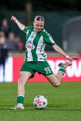 Sarah Ernst (SV Werder Bremen, 26) am Ball, Freisteller, Einzelbild, Ganzkörper, Aktion, Action, Spielszene, DIE DFB-RICHTLINIEN UNTERSAGEN JEGLICHE NUTZUNG VON FOTOS ALS SEQUENZBILDER UND ODER VIDEOÄHNLICHE FOTOSTRECKEN. DFB REGULATIONS PROHIBIT ANY USE OF PHOTOGRAPHS AS IMAGE SEQUENCES AND OR QUASI-VIDEO., 30.08.2026, Bremen (Deutschland), Fussball, Google Pixel Frauen-Bundesliga, SV Werder Bremen - RB Leipzig *** Sarah Ernst, SV Werder Bremen, age 26, on the ball, cutout, single image, full-body, action, game scene, DFB REGULATIONS PROHIBIT ANY USE OF PHOTOGRAPHS AS SEQUENCE IMAGES AND OR VIDEO-LIKE PHOTO SERIES DFB REGULATIONS PROHIBIT ANY USE OF PHOTOGRAPHS AS IMAGE SEQUENCES AND OR QUASI-VIDEO, August 30, 2026, Bremen, Germany, Soccer, Google Pixel Women’s Bundesliga, SV Werder Bremen vs. RB Leipzig xobx