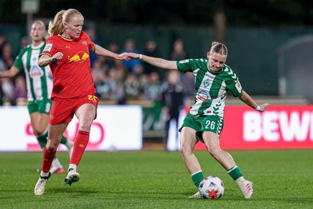 v.li.: Linde Veefkind (RB Leipzig, 25) und Sarah Ernst (SV Werder Bremen, 26) im Zweikampf, Duell, Dynamik, Aktion, Action, Spielszene, DIE DFB-RICHTLINIEN UNTERSAGEN JEGLICHE NUTZUNG VON FOTOS ALS SEQUENZBILDER UND ODER VIDEOÄHNLICHE FOTOSTRECKEN. DFB REGULATIONS PROHIBIT ANY USE OF PHOTOGRAPHS AS IMAGE SEQUENCES AND OR QUASI-VIDEO., 30.08.2026, Bremen (Deutschland), Fussball, Google Pixel Frauen-Bundesliga, SV Werder Bremen - RB Leipzig *** v li Linde Veefkind of RB Leipzig, 25, and Sarah Ernst of SV Werder Bremen, 26, in a one-on-one battle, duel, dynamic moment, action, game scene, DFB REGULATIONS PROHIBIT ANY USE OF PHOTOGRAPHS AS IMAGE SEQUENCES AND OR VIDEO-LIKE PHOTO SERIES DFB REGULATIONS PROHIBIT ANY USE OF PHOTOGRAPHS AS IMAGE SEQUENCES AND OR QUASI-VIDEO, August 30, 2026, Bremen, Germany, soccer, Google Pixel Women’s Bundesliga, SV Werder Bremen vs. RB Leipzig xobx