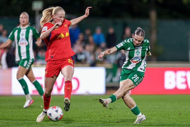 v.li.: Linde Veefkind (RB Leipzig, 25) und Sarah Ernst (SV Werder Bremen, 26) im Zweikampf, Duell, Dynamik, Aktion, Action, Spielszene, DIE DFB-RICHTLINIEN UNTERSAGEN JEGLICHE NUTZUNG VON FOTOS ALS SEQUENZBILDER UND ODER VIDEOÄHNLICHE FOTOSTRECKEN. DFB REGULATIONS PROHIBIT ANY USE OF PHOTOGRAPHS AS IMAGE SEQUENCES AND OR QUASI-VIDEO., 30.08.2026, Bremen (Deutschland), Fussball, Google Pixel Frauen-Bundesliga, SV Werder Bremen - RB Leipzig *** v li Linde Veefkind of RB Leipzig, 25, and Sarah Ernst of SV Werder Bremen, 26, in a one-on-one battle, duel, dynamic moment, action, game scene, DFB REGULATIONS PROHIBIT ANY USE OF PHOTOGRAPHS AS IMAGE SEQUENCES AND OR VIDEO-LIKE PHOTO SERIES DFB REGULATIONS PROHIBIT ANY USE OF PHOTOGRAPHS AS IMAGE SEQUENCES AND OR QUASI-VIDEO, August 30, 2026, Bremen, Germany, soccer, Google Pixel Women’s Bundesliga, SV Werder Bremen vs. RB Leipzig xobx