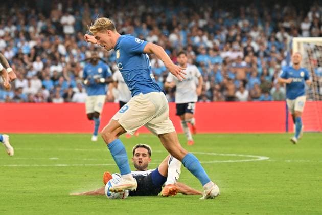 Foto IPP Felice De Martino Napoli 30 08 2026 Calcio Campionato serie A 2026-2027 Napoli - Como Nella foto: Rasmus Hojlund e Yan Couto Italy Photo Press World Copyright Napoli italy Italia ITALY  Copyright: xR4924_italyphotopressx