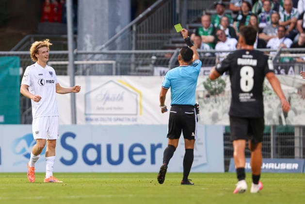 Niklas Varelmann (SC Preussen Muenster) erhaelt die gelbe Karte waehrend des Spiels der 3. Liga zwischen Viktoria Koeln und Preussen Muenster, Sportpark Hoehenberg am 30. August 2026 in Koeln, Deutschland. (Foto von Oliver Kaelke DeFodi Images) +++ Niklas Varelmann (SC Preussen Muenster) gets the yellow card during the 3. Liga match between Viktoria Koeln and Preussen Muenster at Sportpark Hoehenberg on August 30, 2026 in Cologne, Germany. (Photo by Oliver Kaelke DeFodi Images) DFB DFL REGULATIONS PROHIBIT ANY USE OF PHOTOGRAPHS AS IMAGE SEQUENCES AND OR QUASI-VIDEO. (Photo by Oliver Kaelke DeFodi Images) -