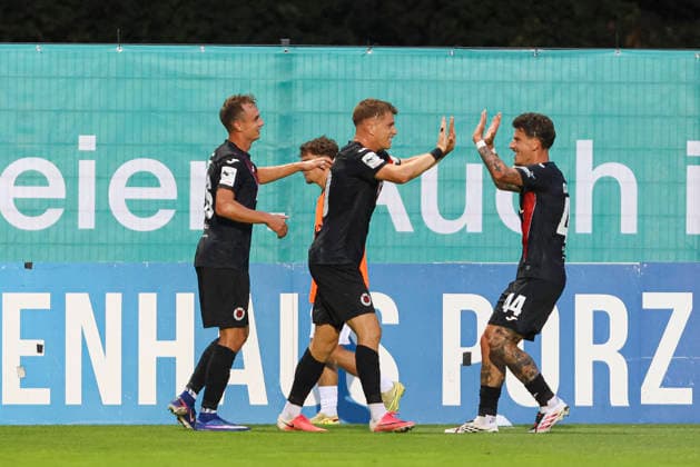 David Otto (FC Viktoria Koeln) Torjubel,jubelt mit seiner Mannschaft nach dem Treffer zum 3:1 waehrend des Spiels der 3. Liga zwischen Viktoria Koeln und Preussen Muenster, Sportpark Hoehenberg am 30. August 2026 in Koeln, Deutschland. (Foto von Oliver Kaelke DeFodi Images) +++ David Otto (FC Viktoria Koeln) celebrates after scoring his team s third goal with teammates during the 3. Liga match between Viktoria Koeln and Preussen Muenster at Sportpark Hoehenberg on August 30, 2026 in Cologne, Germany. (Photo by Oliver Kaelke DeFodi Images) DFB DFL REGULATIONS PROHIBIT ANY USE OF PHOTOGRAPHS AS IMAGE SEQUENCES AND OR QUASI-VIDEO. (Photo by Oliver Kaelke DeFodi Images) -