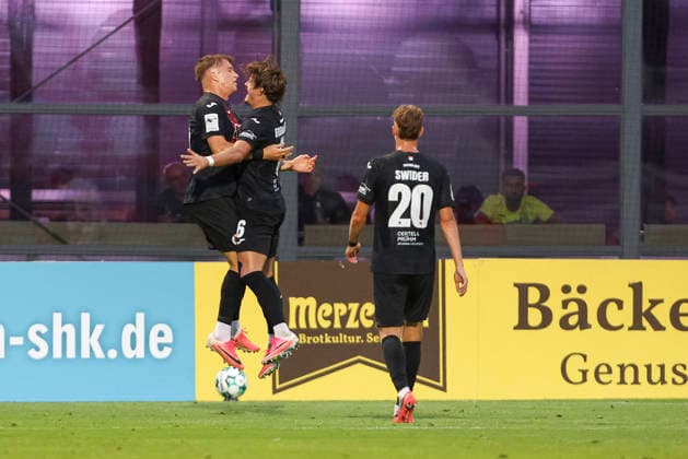 David Otto (FC Viktoria Koeln) Torjubel,jubelt mit seiner Mannschaft nach dem Treffer zum 3:1 waehrend des Spiels der 3. Liga zwischen Viktoria Koeln und Preussen Muenster, Sportpark Hoehenberg am 30. August 2026 in Koeln, Deutschland. (Foto von Oliver Kaelke DeFodi Images) +++ David Otto (FC Viktoria Koeln) celebrates after scoring his team s third goal with teammates during the 3. Liga match between Viktoria Koeln and Preussen Muenster at Sportpark Hoehenberg on August 30, 2026 in Cologne, Germany. (Photo by Oliver Kaelke DeFodi Images) DFB DFL REGULATIONS PROHIBIT ANY USE OF PHOTOGRAPHS AS IMAGE SEQUENCES AND OR QUASI-VIDEO. (Photo by Oliver Kaelke DeFodi Images) -