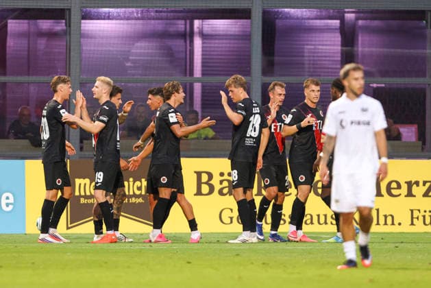 David Otto (FC Viktoria Koeln) Torjubel,jubelt mit seiner Mannschaft nach dem Treffer zum 3:1 waehrend des Spiels der 3. Liga zwischen Viktoria Koeln und Preussen Muenster, Sportpark Hoehenberg am 30. August 2026 in Koeln, Deutschland. (Foto von Oliver Kaelke DeFodi Images) +++ David Otto (FC Viktoria Koeln) celebrates after scoring his team s third goal with teammates during the 3. Liga match between Viktoria Koeln and Preussen Muenster at Sportpark Hoehenberg on August 30, 2026 in Cologne, Germany. (Photo by Oliver Kaelke DeFodi Images) DFB DFL REGULATIONS PROHIBIT ANY USE OF PHOTOGRAPHS AS IMAGE SEQUENCES AND OR QUASI-VIDEO. (Photo by Oliver Kaelke DeFodi Images) -