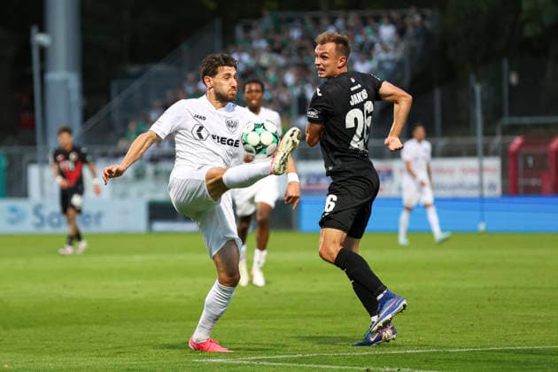 Charalambos Makridis (SC Preussen Muenster) und Kilian Jakob (FC Viktoria Koeln) im Zweikampf waehrend des Spiels der 3. Liga zwischen Viktoria Koeln und Preussen Muenster, Sportpark Hoehenberg am 30. August 2026 in Koeln, Deutschland. (Foto von Oliver Kaelke DeFodi Images) +++ Charalambos Makridis (SC Preussen Muenster) und Kilian Jakob (FC Viktoria Koeln) battle for the ball during the 3. Liga match between Viktoria Koeln and Preussen Muenster at Sportpark Hoehenberg on August 30, 2026 in Cologne, Germany. (Photo by Oliver Kaelke DeFodi Images) DFB DFL REGULATIONS PROHIBIT ANY USE OF PHOTOGRAPHS AS IMAGE SEQUENCES AND OR QUASI-VIDEO. (Photo by Oliver Kaelke DeFodi Images) -