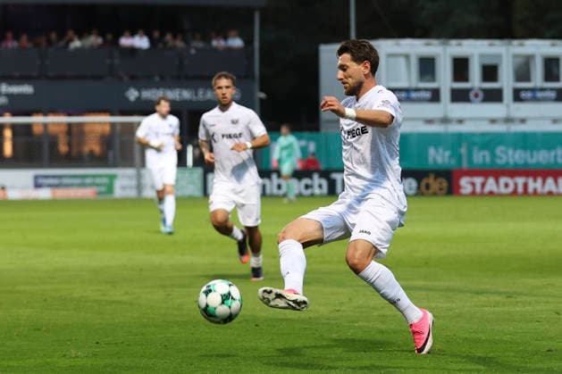 Charalambos Makridis (SC Preussen Muenster) in Aktion, am Ball, Einzelaktion waehrend des Spiels der 3. Liga zwischen Viktoria Koeln und Preussen Muenster, Sportpark Hoehenberg am 30. August 2026 in Koeln, Deutschland. (Foto von Oliver Kaelke DeFodi Images) +++ Charalambos Makridis (SC Preussen Muenster) controls the ball during the 3. Liga match between Viktoria Koeln and Preussen Muenster at Sportpark Hoehenberg on August 30, 2026 in Cologne, Germany. (Photo by Oliver Kaelke DeFodi Images) DFB DFL REGULATIONS PROHIBIT ANY USE OF PHOTOGRAPHS AS IMAGE SEQUENCES AND OR QUASI-VIDEO. (Photo by Oliver Kaelke DeFodi Images) -