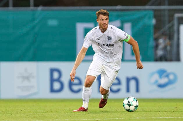 Niko Koulis (SC Preussen Muenster) in Aktion, am Ball, Einzelaktion waehrend des Spiels der 3. Liga zwischen Viktoria Koeln und Preussen Muenster, Sportpark Hoehenberg am 30. August 2026 in Koeln, Deutschland. (Foto von Oliver Kaelke DeFodi Images) +++ Niko Koulis (SC Preussen Muenster) controls the ball during the 3. Liga match between Viktoria Koeln and Preussen Muenster at Sportpark Hoehenberg on August 30, 2026 in Cologne, Germany. (Photo by Oliver Kaelke DeFodi Images) DFB DFL REGULATIONS PROHIBIT ANY USE OF PHOTOGRAPHS AS IMAGE SEQUENCES AND OR QUASI-VIDEO. (Photo by Oliver Kaelke DeFodi Images) -