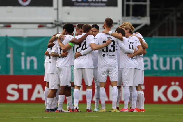 Spieler von FC Viktoria Koeln bilden einen Teamkreis waehrend des Spiels der 3. Liga zwischen Viktoria Koeln und Preussen Muenster, Sportpark Hoehenberg am 30. August 2026 in Koeln, Deutschland. (Foto von Oliver Kaelke DeFodi Images) +++ Players from FC Viktoria Koeln form a circle during the 3. Liga match between Viktoria Koeln and Preussen Muenster at Sportpark Hoehenberg on August 30, 2026 in Cologne, Germany. (Photo by Oliver Kaelke DeFodi Images) DFB DFL REGULATIONS PROHIBIT ANY USE OF PHOTOGRAPHS AS IMAGE SEQUENCES AND OR QUASI-VIDEO. (Photo by Oliver Kaelke DeFodi Images) -
