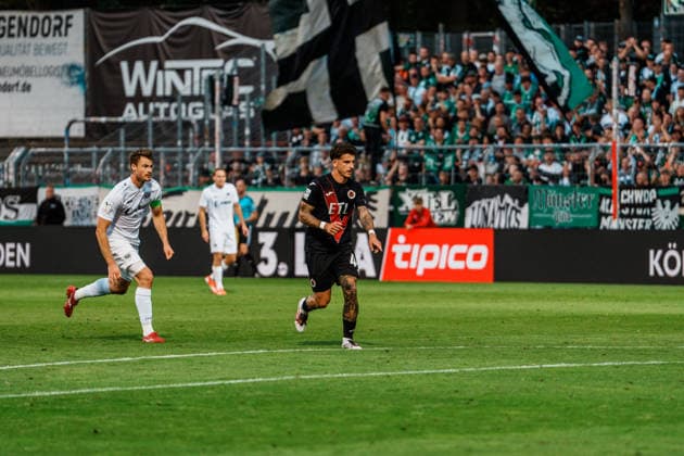Deutschland: Fußball 3. Liga Männer 2026 - 2027, 3. Spieltag - FC Viktoria Köln vs SC Preußen Münster (Köln): Niklas Castelle (FC Viktoria Köln, 44) holt Ball hinten ab, Torschütze, eigener Strafraum, Spielaufbau Copyright: xThiemoxRudolphx