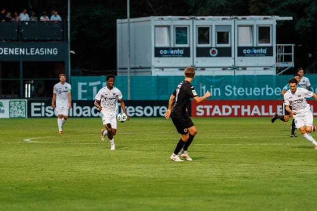 Deutschland: Fußball 3. Liga Männer 2026 - 2027, 3. Spieltag - FC Viktoria Köln vs SC Preußen Münster (Köln): Wesley Adeh (SC Preußen Münster, 6) Dribbling, Spielaufbau, Konter, Mittelfeld, treibt Ball voran Copyright: xThiemoxRudolphx